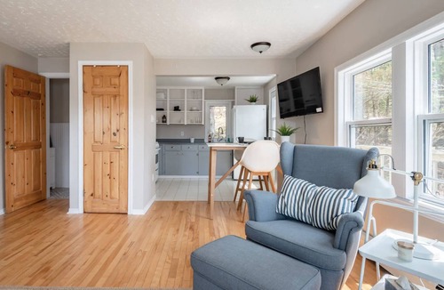 Prospect Bay House | Private Lakefront Escape | Swim, Sip Wine & Stargaze | 25 Mins to Halifax