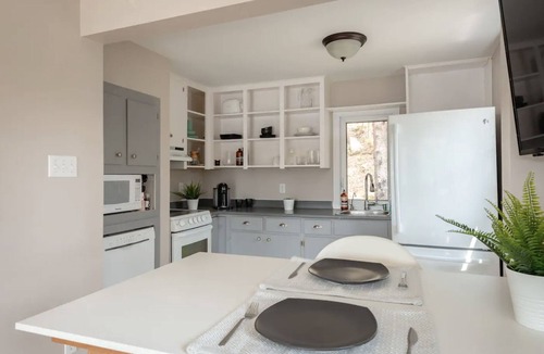 Prospect Bay House | Private Lakefront Escape | Swim, Sip Wine & Stargaze | 25 Mins to Halifax