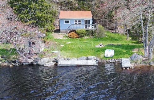 Prospect Bay House | Private Lakefront Escape | Swim, Sip Wine & Stargaze | 25 Mins to Halifax