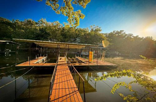 Sunrise Beach House | Private Lakefront Home w/Dock/Kayaks/4BD/2BA-12PP