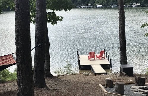 Mill Spring Cabin | Private Lakefront Sanctuary. Dock, Kayaks, Peaceful Views.
