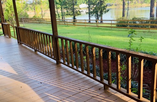 Crescent City Cabin | Private lakeside cabin with fire pit, GAME ROOM, kayaks.