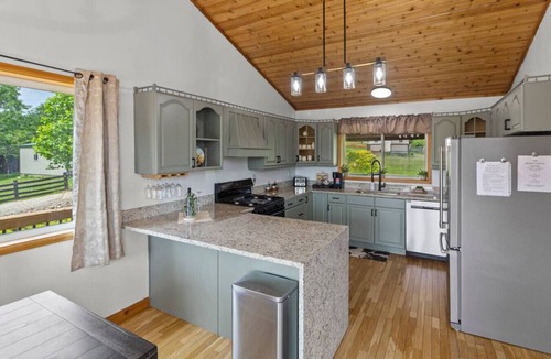 McArthur Cabin | Private Large Cabin: 12 acres, Heated Pool, Hot Tub, games, 20ppl