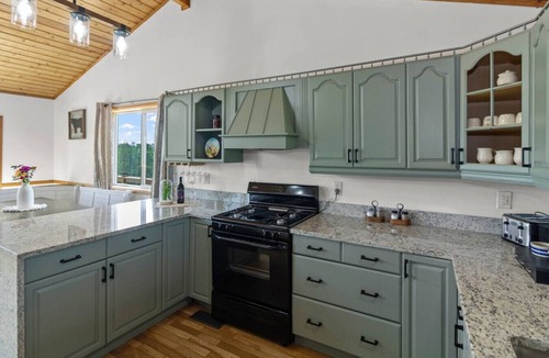 McArthur Cabin | Private Large Cabin: 12 acres, Heated Pool, Hot Tub, games, 20ppl