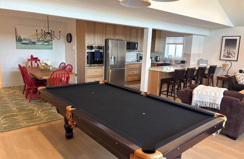 Snow Pine Estates Ski Chalet | Private Large Chalet True Ski-In Ski-Out Perfect Location, Family/Pet Friendly