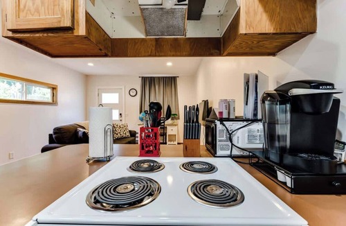 Western House | Private Loft Guesthouse Near UofO
