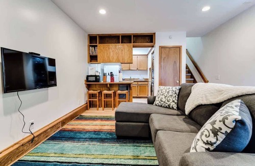 Western House | Private Loft Guesthouse Near UofO