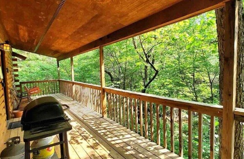 Eureka Springs Cabin | Private log cabin #3 at Wisteria