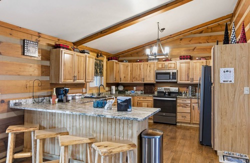 Cleveland Cabin | Private log cabin for 16