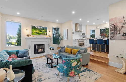 Willoughby House | Private Luxury Resort steps in Langley Event Centre- w/hot tub, basketball