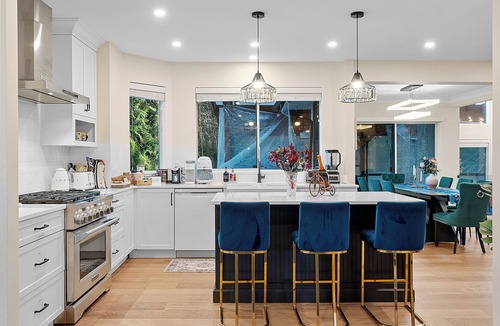 Willoughby House | Private Luxury Resort steps in Langley Event Centre- w/hot tub, basketball