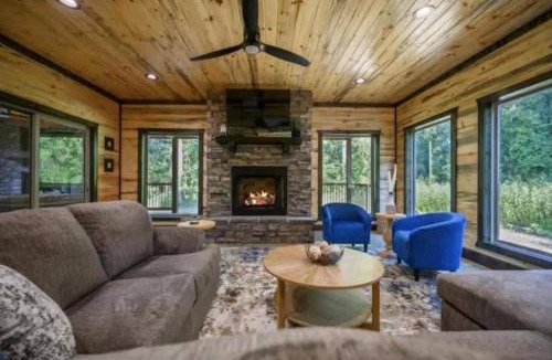 Pickens House | Private Luxury Cabin - Hot Tub - Fire Pit - Game Room
