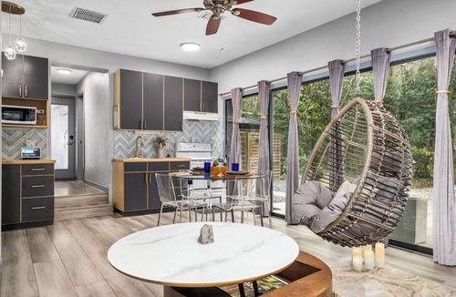 Sugarfoot House | Private Luxury King Guest House - 4 min from UF stadium