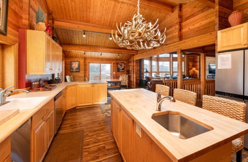 Leavenworth House | Private Luxury Pool and the Best Views in Leavenworth! - Red Roof Lodge