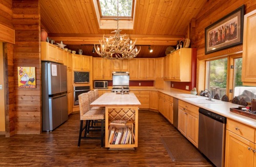 Leavenworth House | Private Luxury Pool and the Best Views in Leavenworth! - Red Roof Lodge