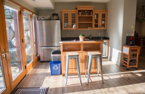 Draper House | Private Luxury Retreat: In-home Theatre, Hot Tub, Gym, Game Room, and Zebra!