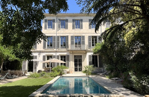 Carpentras House | Private mansion with bucolic garden in the heart of the city.