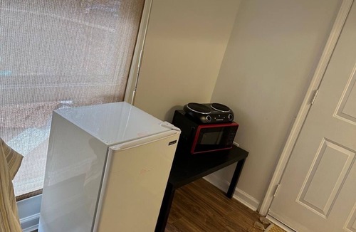 Simpson Apartment | Private master bedroom apartment with WiFi, AC in charming Carbondale