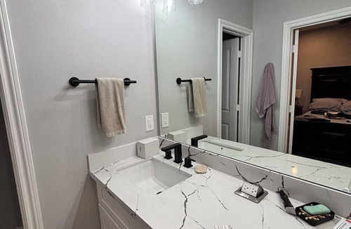 Foster Place House | Private Master Bedroom Master Bath 5 minutes to the med center 10 to downtown
