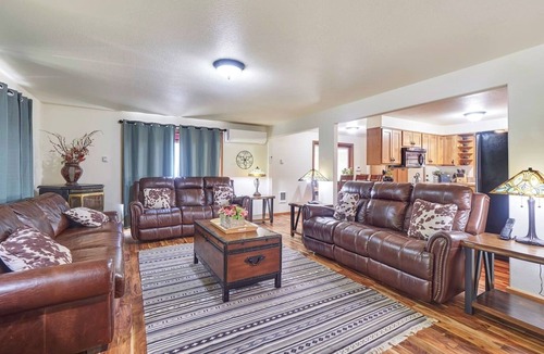 Tillamook House | Private Master Suite~ 3 king beds, Hike off the property *NEW HOT TUB