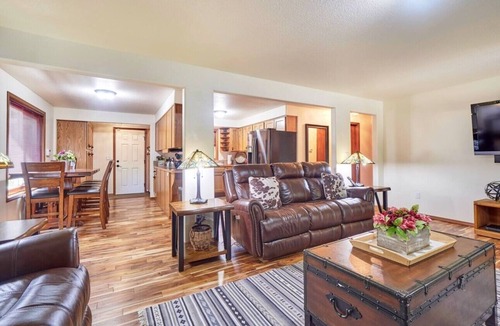 Tillamook House | Private Master Suite~ 3 king beds, Hike off the property *NEW HOT TUB