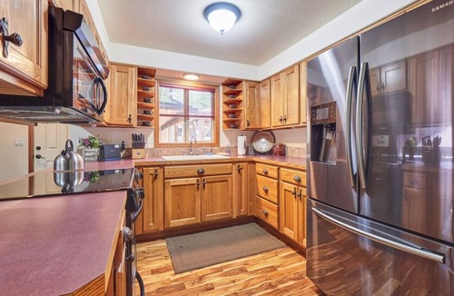 Tillamook House | Private Master Suite~ 3 king beds, Hike off the property *NEW HOT TUB