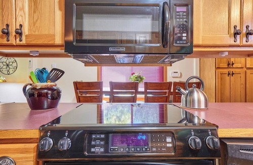 Tillamook House | Private Master Suite~ 3 king beds, Hike off the property *NEW HOT TUB