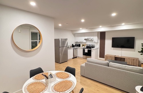 Willoughby House | Private Modern Suite Fast Wifi Close to Highway & 35 Min from Downtown Vancouver
