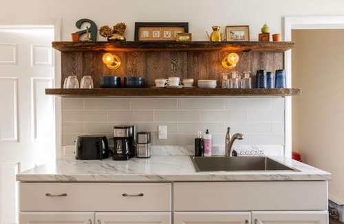 Torrington Apartment | Private Modern 3 Bed Apt Close to Downtown- 1st Flr