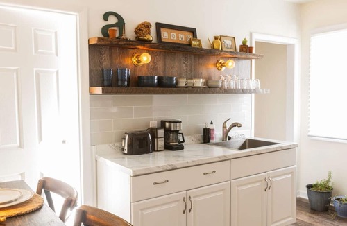 Torrington Apartment | Private Modern 3 Bed Apt Close to Downtown- 1st Flr