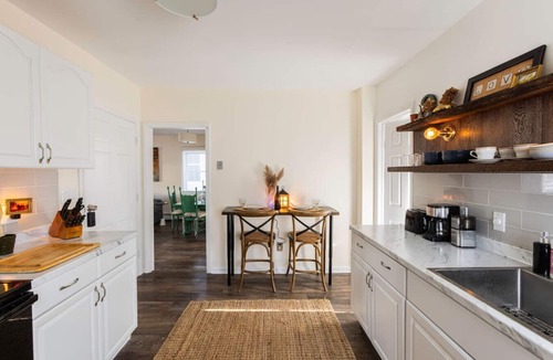 Torrington Apartment | Private Modern 3 Bed Apt Close to Downtown- 1st Flr