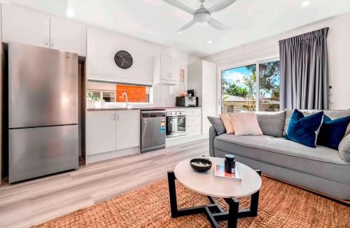 Oxley Apartment | Private Modern Bungalow - Separate Entry