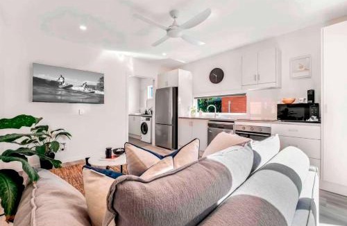 Oxley Apartment | Private Modern Bungalow - Separate Entry