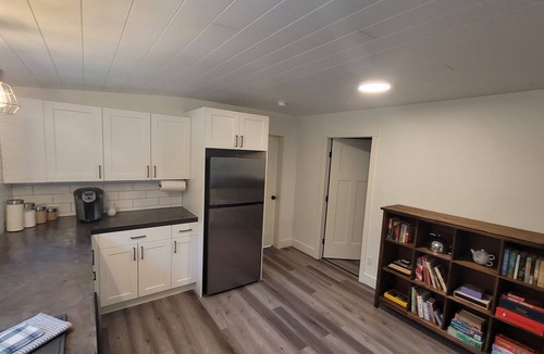 Sumas Prairie Cottage | Private modern guesthouse, forest retreat, luxury king bed + A/C