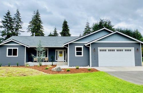 Rochester House | Private modern home in the quiet countryside. All the conveniences of home with covered porch and outdoor seating. Lots of parking too!