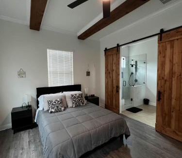 Cedar Creek House | Private Modern Urban Retreat
