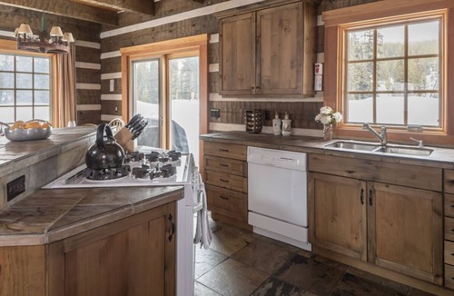 Big Sky House | Private Mountain Haven with Sweeping Views! Hot Tub!