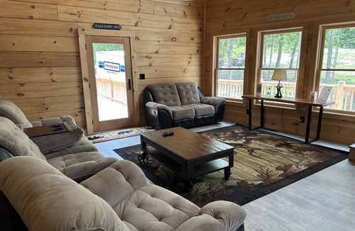 Mount Airy Cabin | Private Mountain Lodge 5 Masters, Large Cabin Mt. Airy, NC