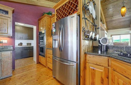 Eagle Point House | Private Mtn-View Pool! Rogue River Valley Escape