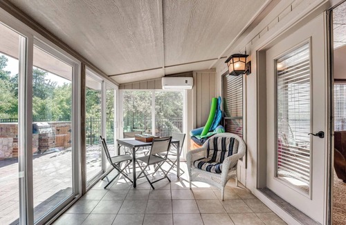 Norman House | Private n secluded blocks from the OU football stadium Pool outdoor kitchen