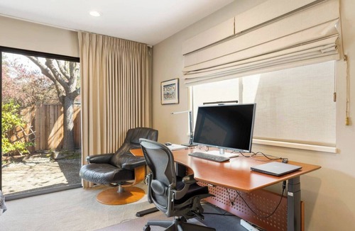 West Menlo Park House | Private Oasis — Comfortable House near Stanford with Beautiful Garden