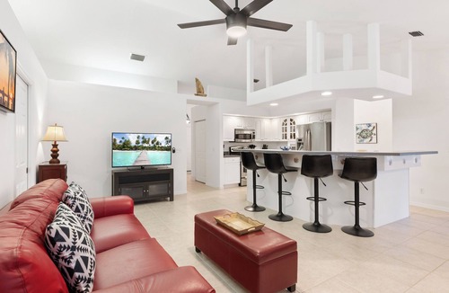 Sebastian Highlands House | ☆☀︎❀Private Oasis! Heated Pool, Fenced Yard, Poolside Bathroom, Mins to Beach!
