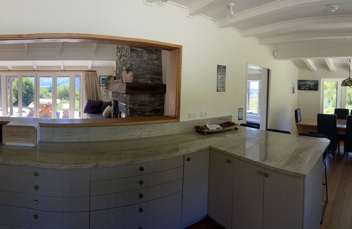 Wanaka House | Private Oasis with extensive mountain and lake views, 3 minutes to town.