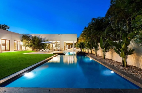 Bayside Historic District Villa | Private Oasis with Pool sleeps 12, Brand new !