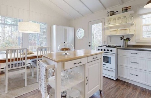 Queens Cottage | Private oceanfront cottage getaway in Mill Village