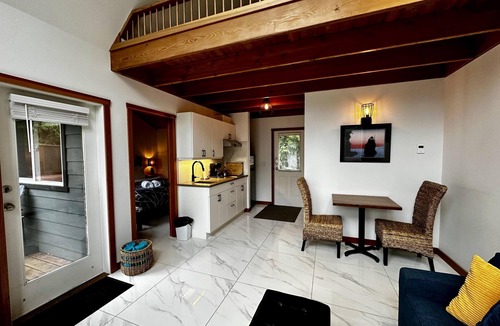 Ucluelet Cabin | Private Oceanfront Cabin and Hot Tub! - GWW