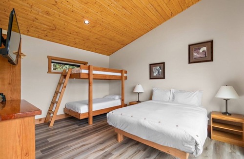 Squirrel Cove Cabin | Private Oceanfront Lodge