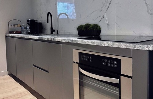 East Allegheny Apartment | Private Parking Stylish Elegance King bed