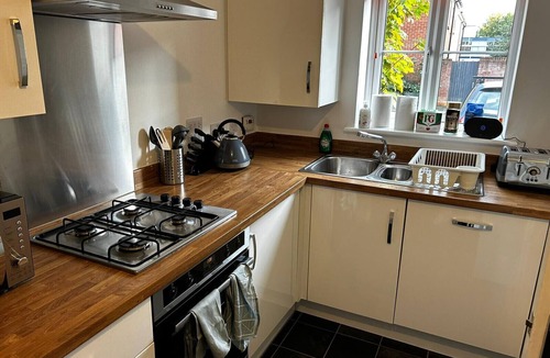 Andover House | Private Parking - Three Bedroom Home Andover