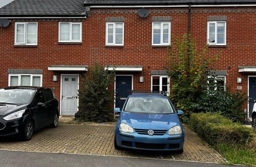 Andover House | Private Parking - Three Bedroom Home Andover